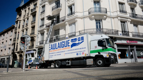 Camion Beaulaigue et monte-meubles dans une rue de Saint-Étienne