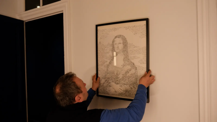 Déménageur décrochant un tableau