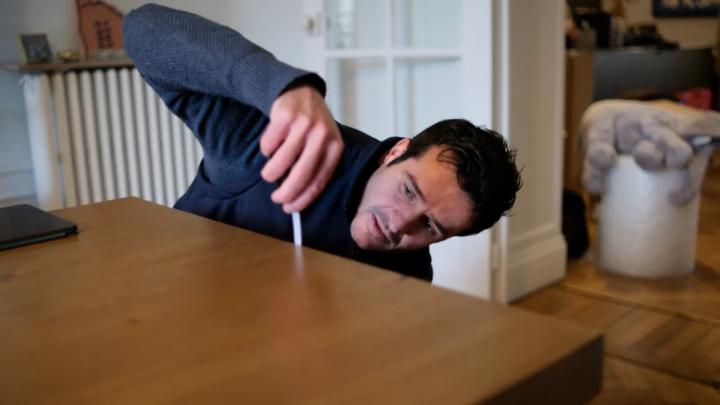 Déménageur démontant une table