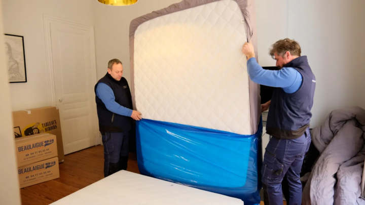 Déménageurs protégeant un matelas sous housse