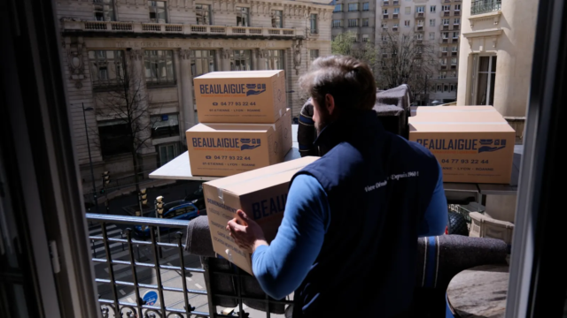 Monte-meubles Beaulaigue chargeant des cartons par la fenêtre à Lyon