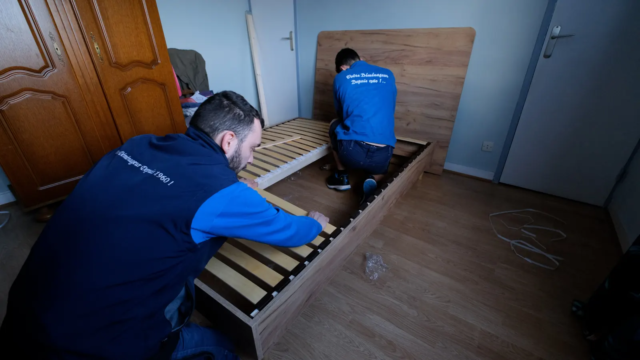 Déménageurs Beaulaigue remontant un lit